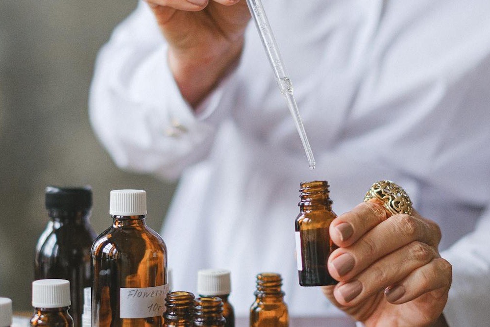 プロモツールの調香師がオリジナルアロマを調合している様子