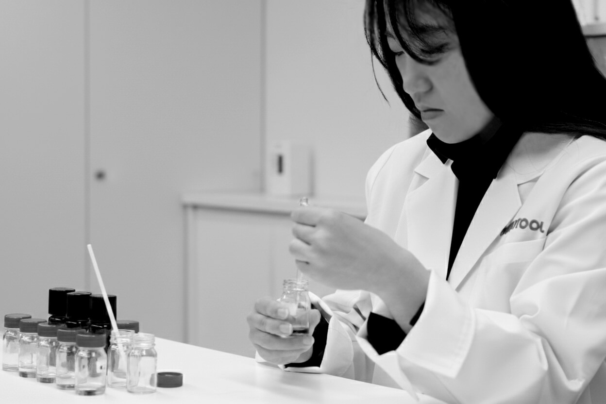 調香師が香料成分を分析・評価している様子