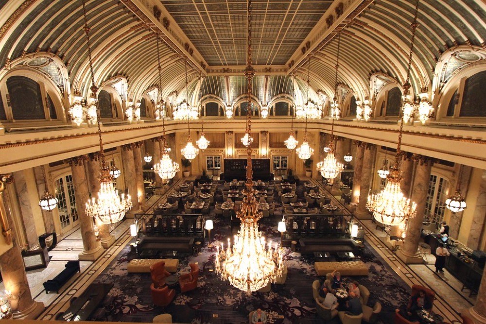 高級ホテルのロビーに広がる上品なアロマの香り