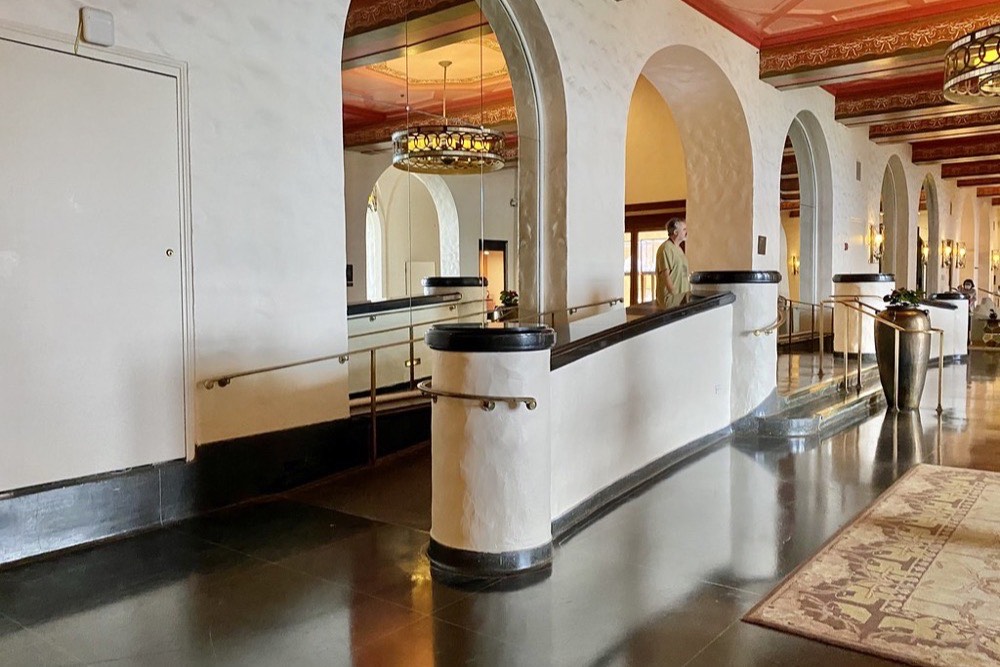 香りブランディングで差別化を図る高級ホテルのラウンジ空間